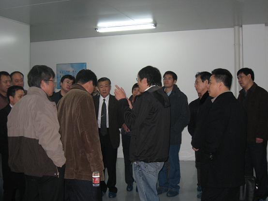 車間里，向電焊機協(xié)會參會代表講解斯達半導體整體運行情況